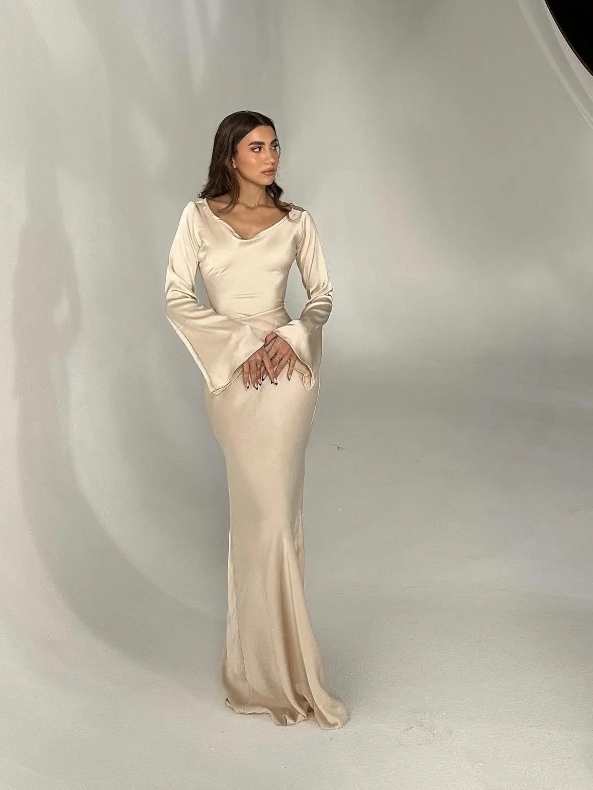 Natalia – Satynowa Suknia Maxi z Długim Rękawem