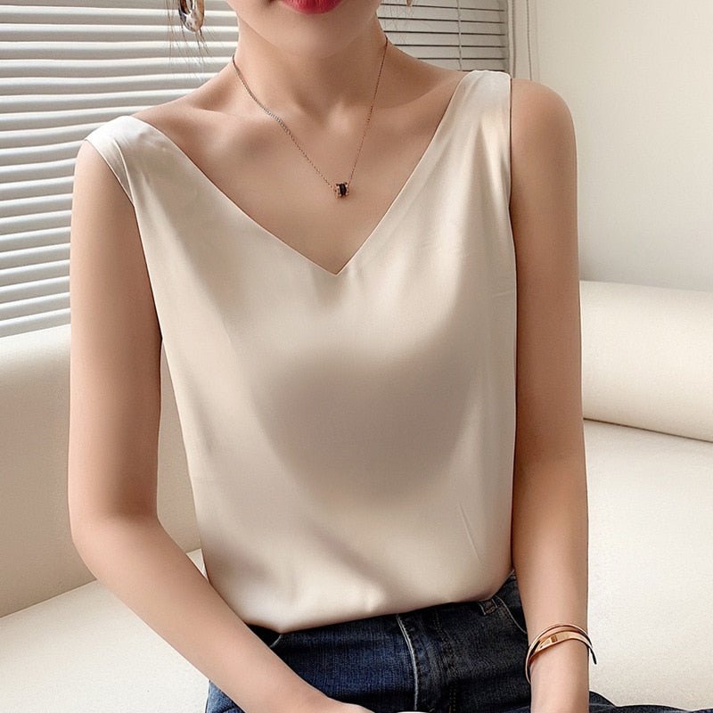 Clara – Elegant V-neck top for women