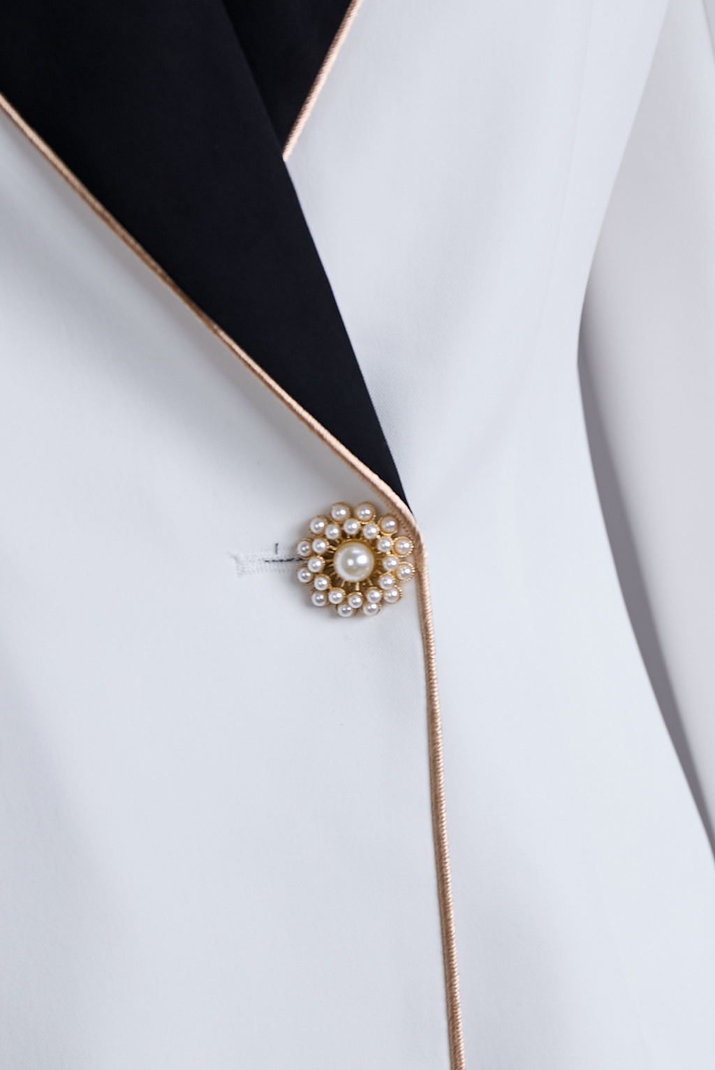 Alicja – Asymetryczna Marynarka Damska z Kontrastowym Kołnierzem