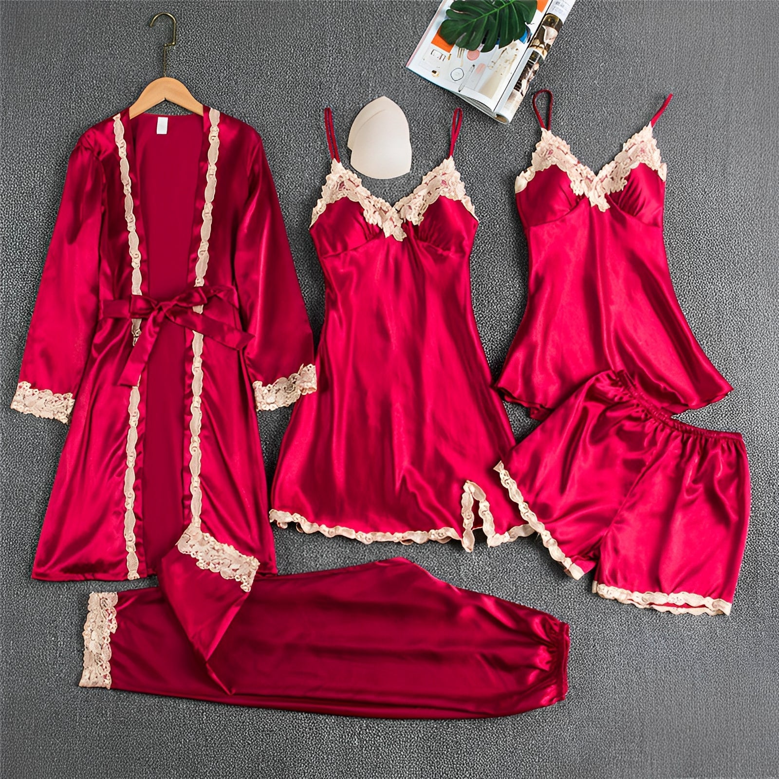 Isabella – Satynowy Zestaw Damski do Snu z Koronkowym Wykończeniem
