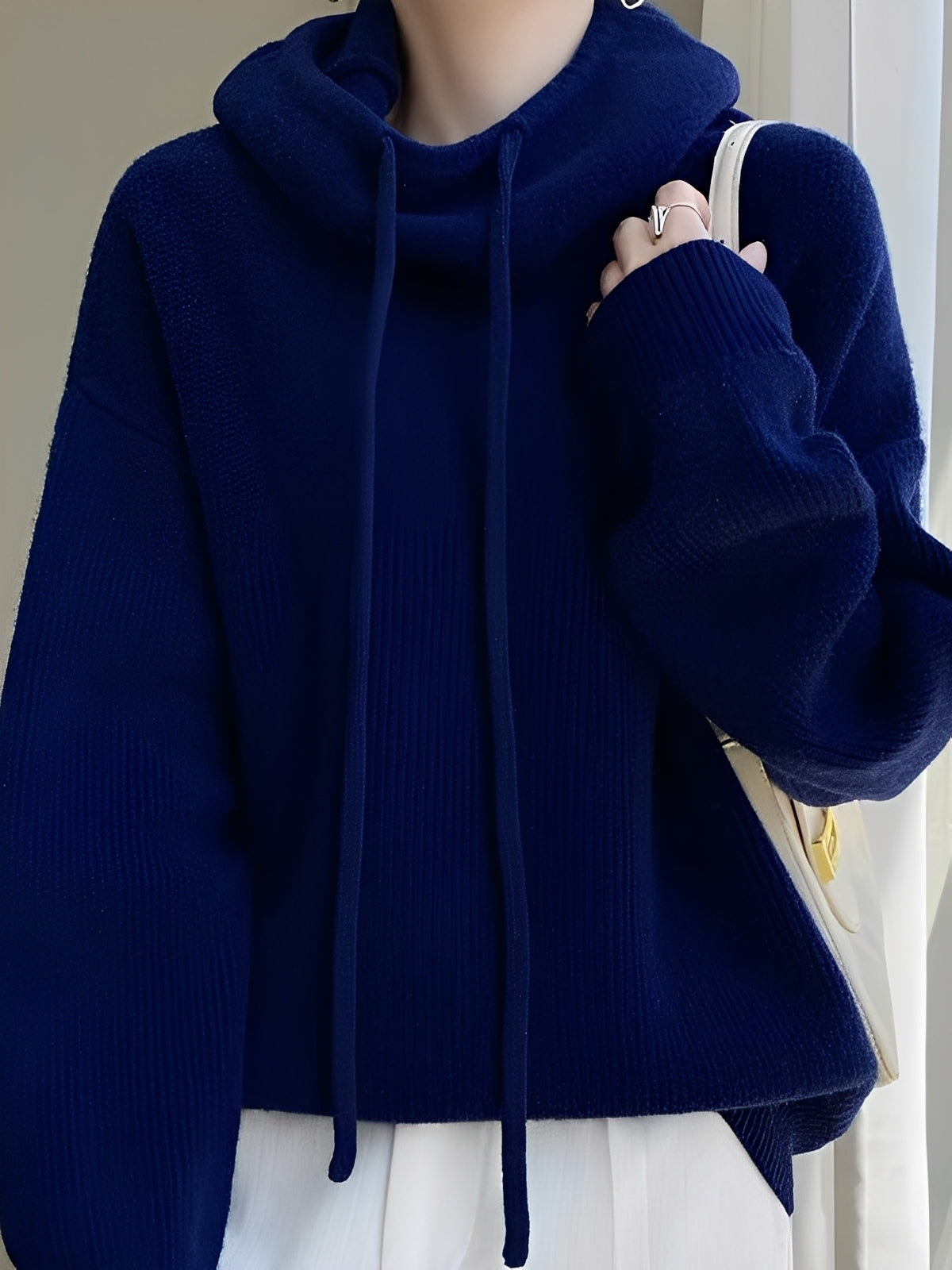 Lea – Damski Sweter z Golfem i Sznurkami