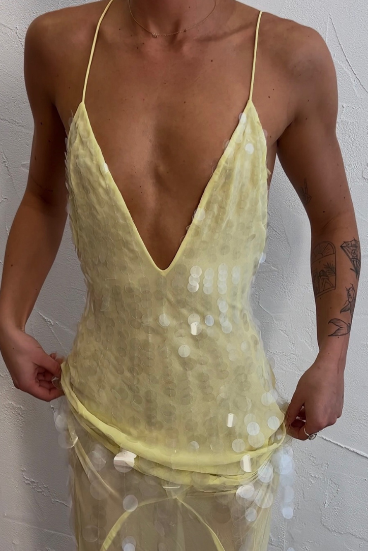 Magdalena – Suknia Wieczorowa z Cekinami i Głębokim Dekoltem