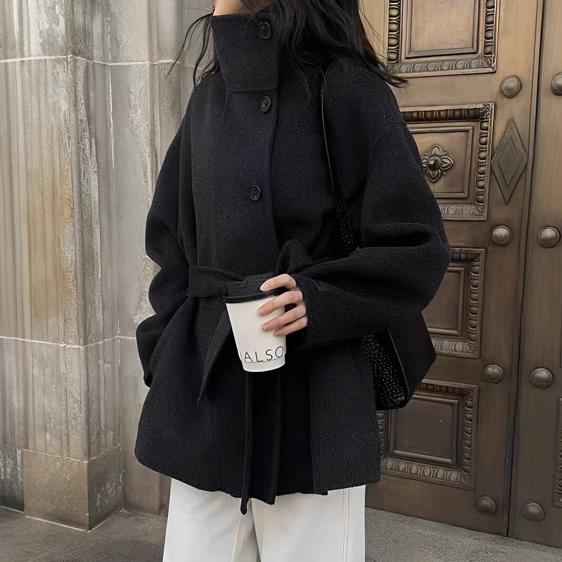 Agnieszka – Płaszcz z paskiem i guzikami