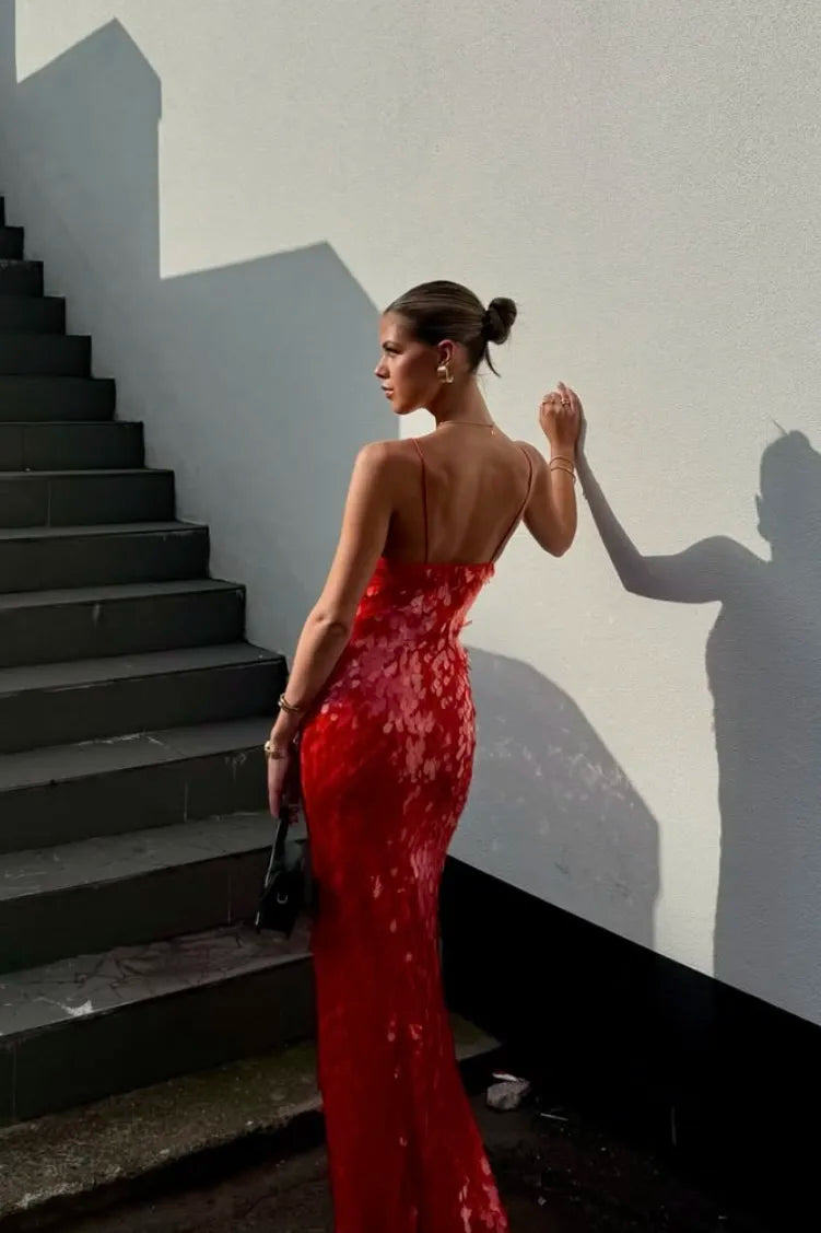 Katarzyna – Suknia Wieczorowa z Cekinami i Głębokim Dekoltem