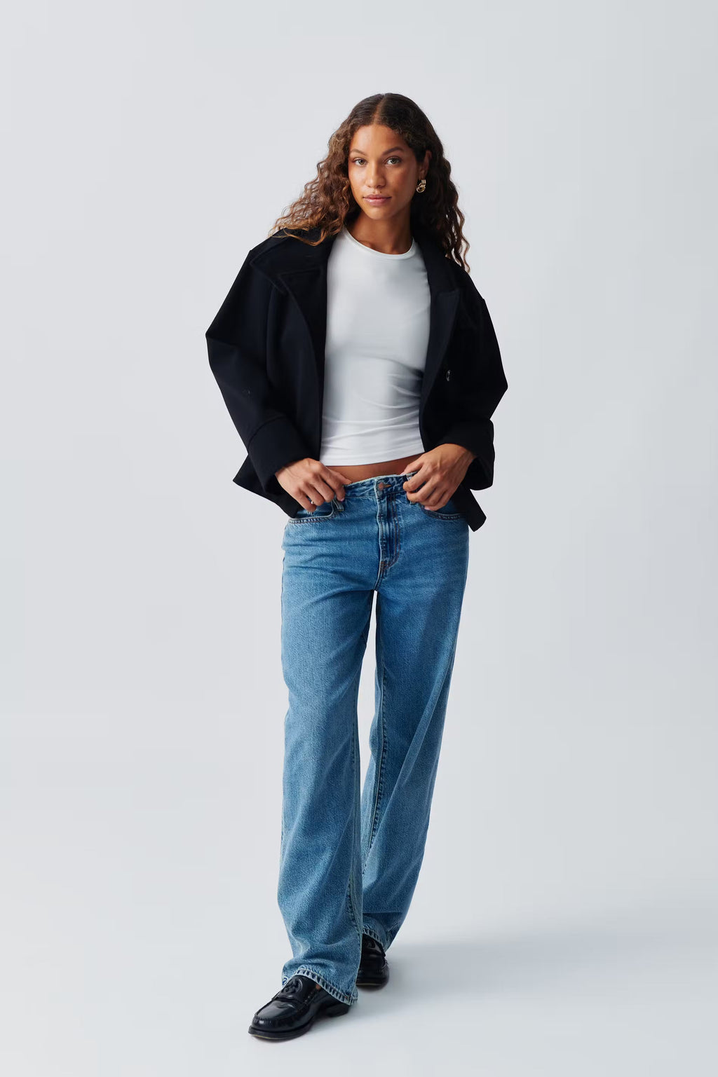 Lena – Krótki płaszcz damski z asymetrycznym zapięciem