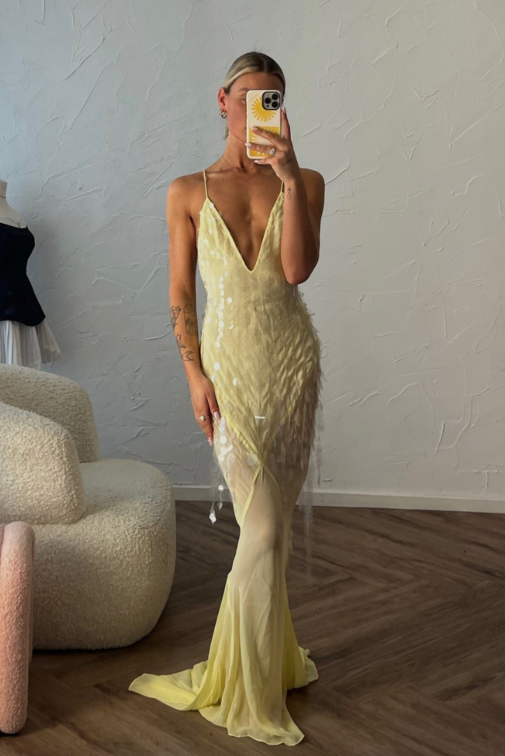 Magdalena – Suknia Wieczorowa z Cekinami i Głębokim Dekoltem