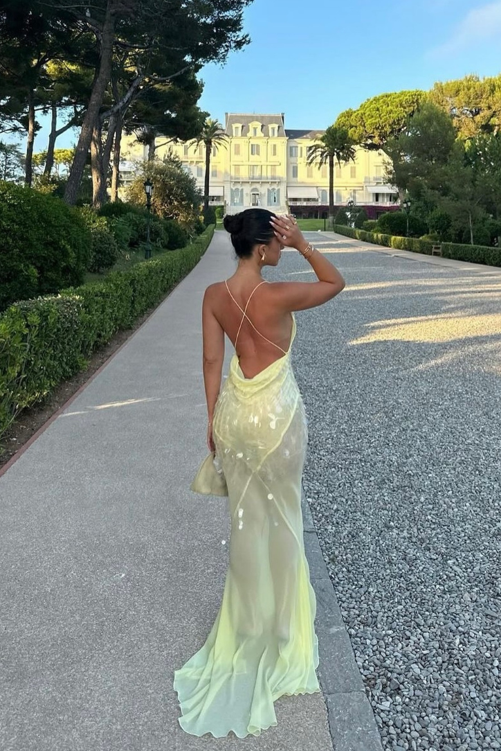 Magdalena – Suknia Wieczorowa z Cekinami i Głębokim Dekoltem