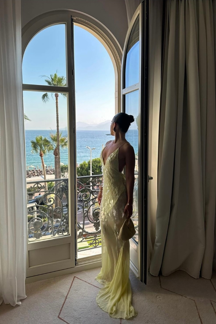 Magdalena – Suknia Wieczorowa z Cekinami i Głębokim Dekoltem