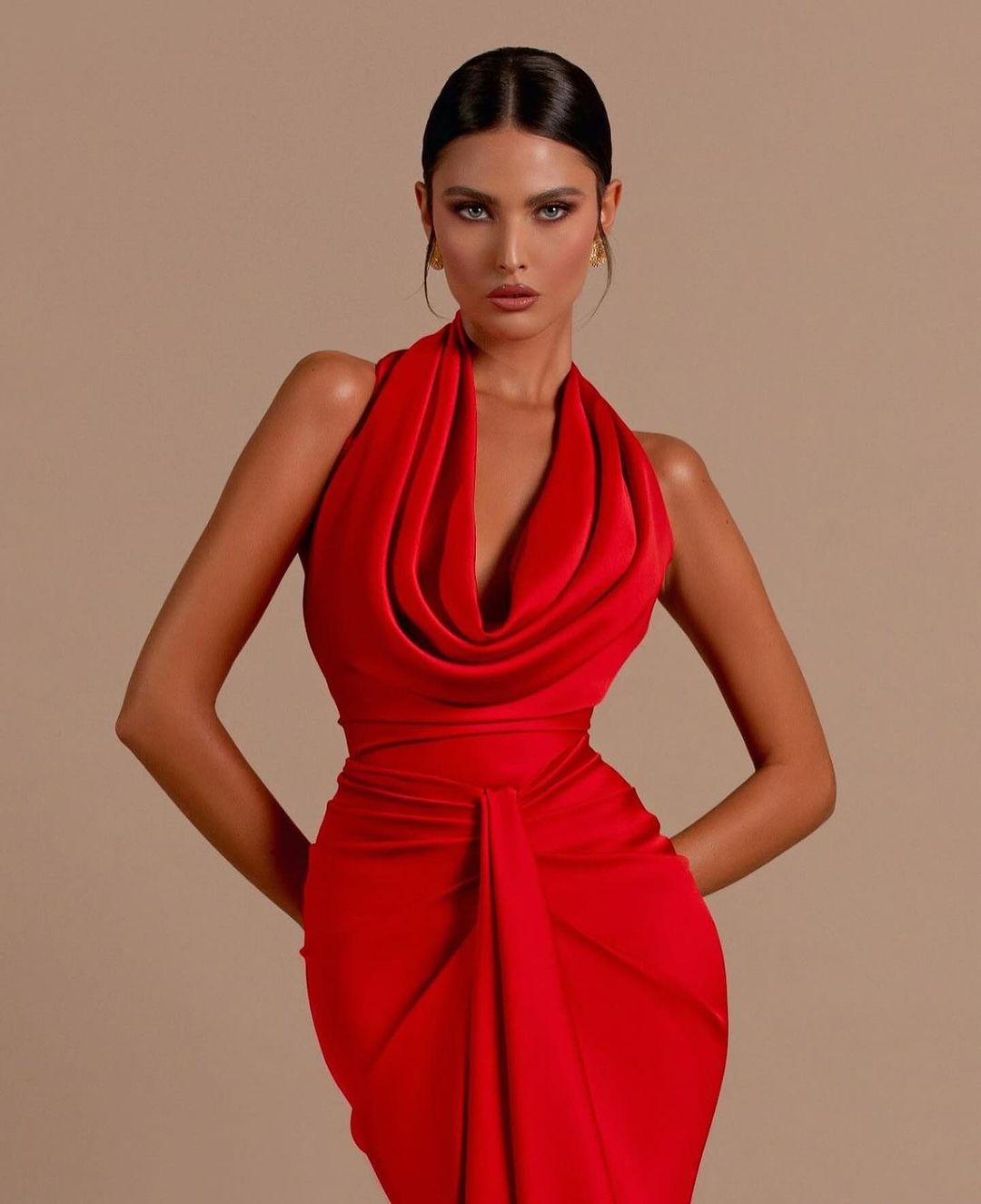 Alicja – Suknia Wieczorowa z Drapowanym Dekoltem