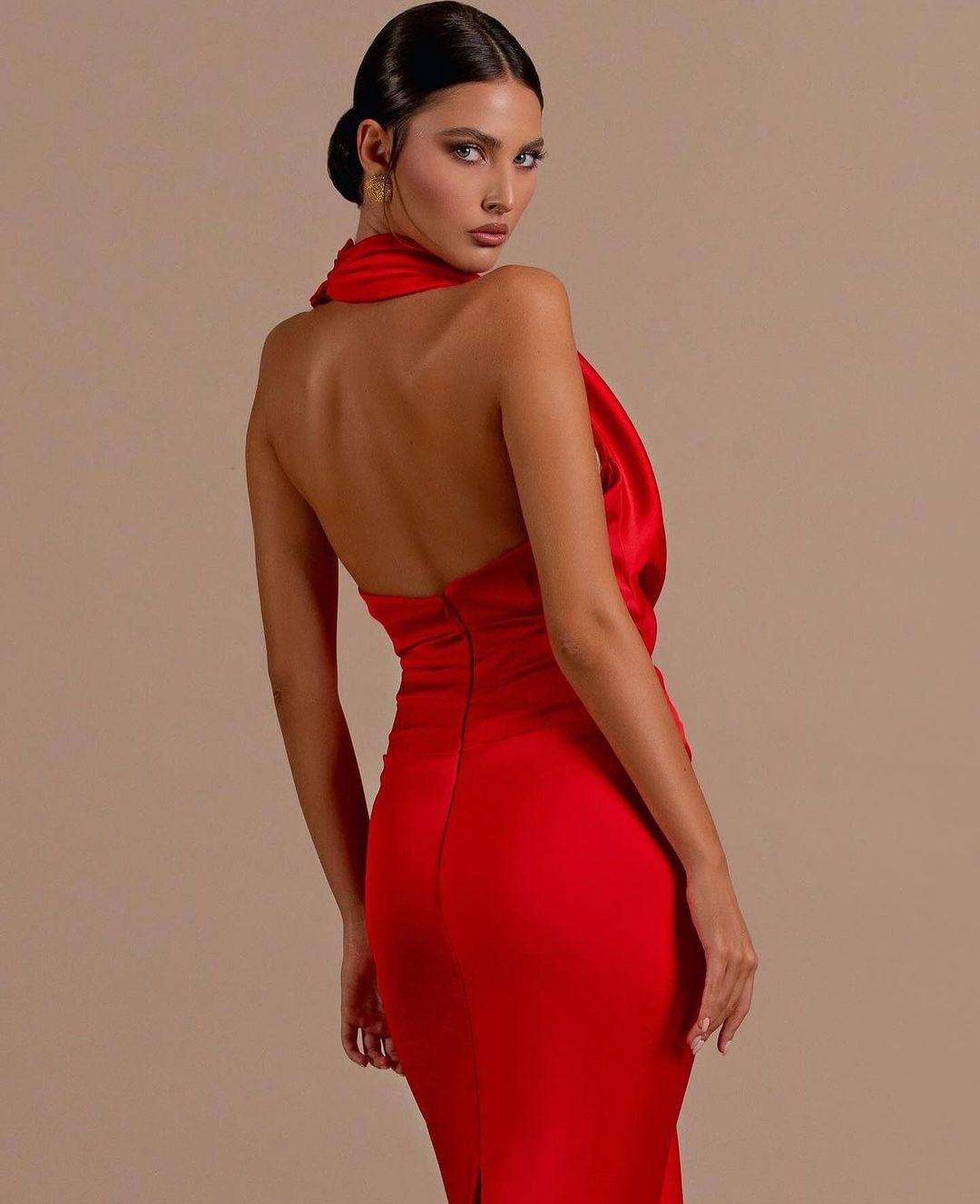 Alicja – Suknia Wieczorowa z Drapowanym Dekoltem