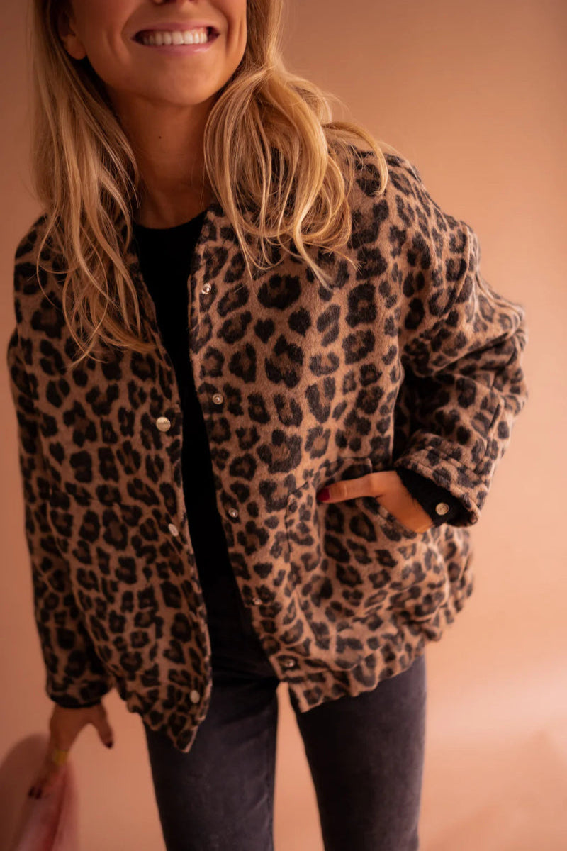 Livia - Damska kurtka oversize w panterkę