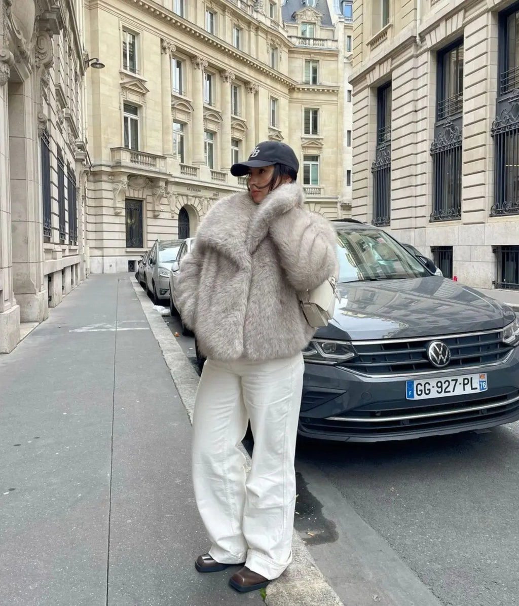 Laura – Krótki płaszcz damski z miękkiego sztucznego futra