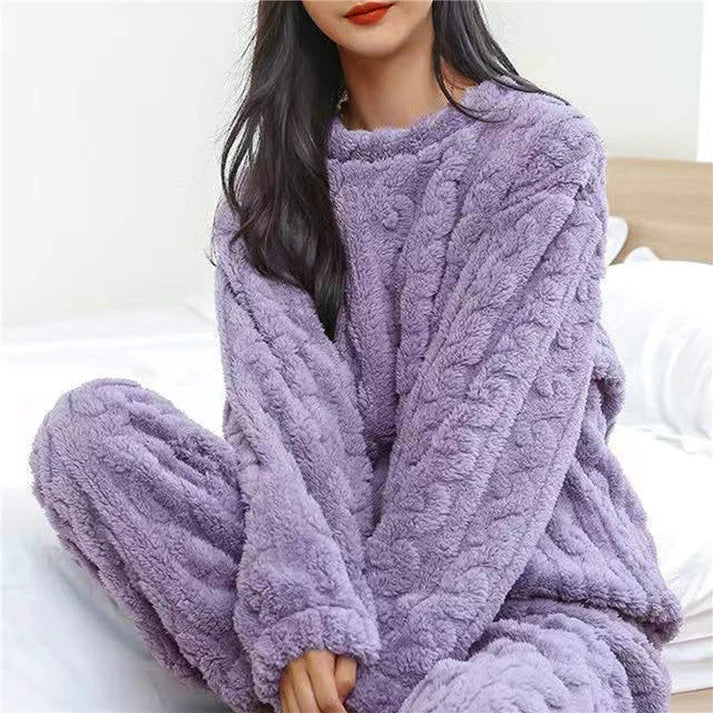 Flauschiger Damen-Pyjama in Weiß, ideal für gemütliche Abende. Weiches Material, perfekter Komfort, modisches Design. Perfekt für den Winter.
