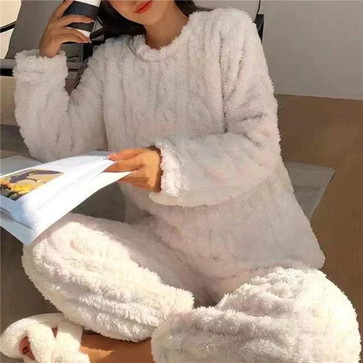 Damen Fleece-Pyjama-Set in Grau, kuschelig und warm, ideal für den Winter. Perfekt für gemütliche Abende zu Hause. Hochwertige Nachtwäsche.