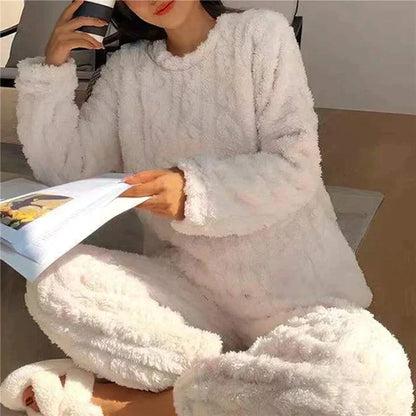 Damen Fleece-Pyjama-Set in Grau, kuschelig und warm, ideal für den Winter. Perfekt für gemütliche Abende zu Hause. Hochwertige Nachtwäsche.