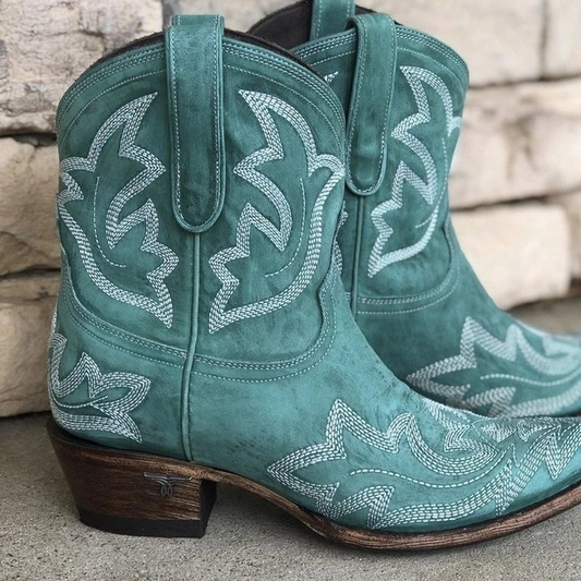 Rosa – Czerwone kowbojki z haftem w stylu vintage