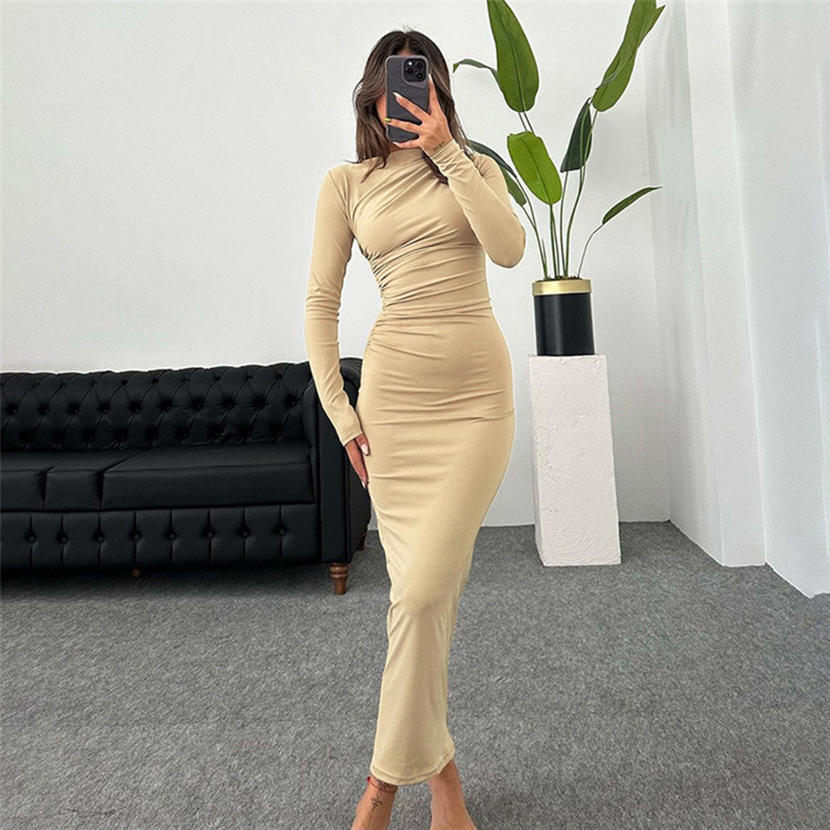 Patrycja – Dopasowana sukienka midi z długim rękawem