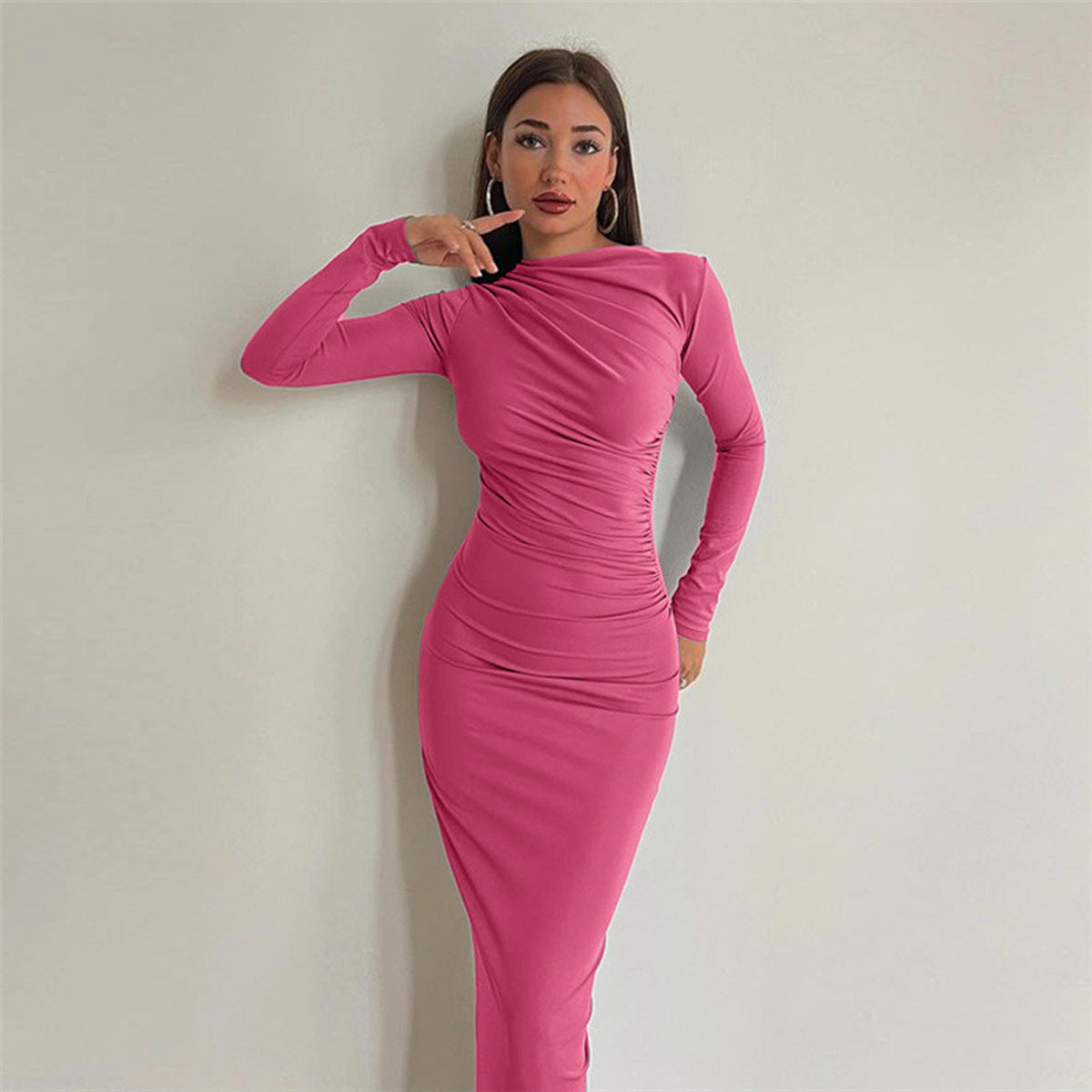 Patrycja – Dopasowana sukienka midi z długim rękawem