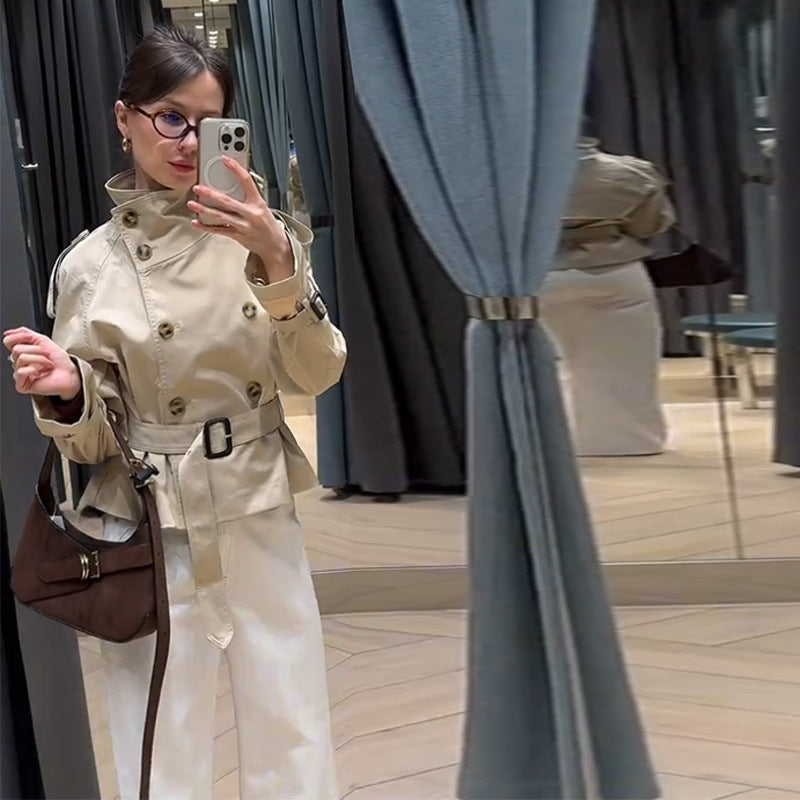 Izabela – Krótki trencz damski z paskiem