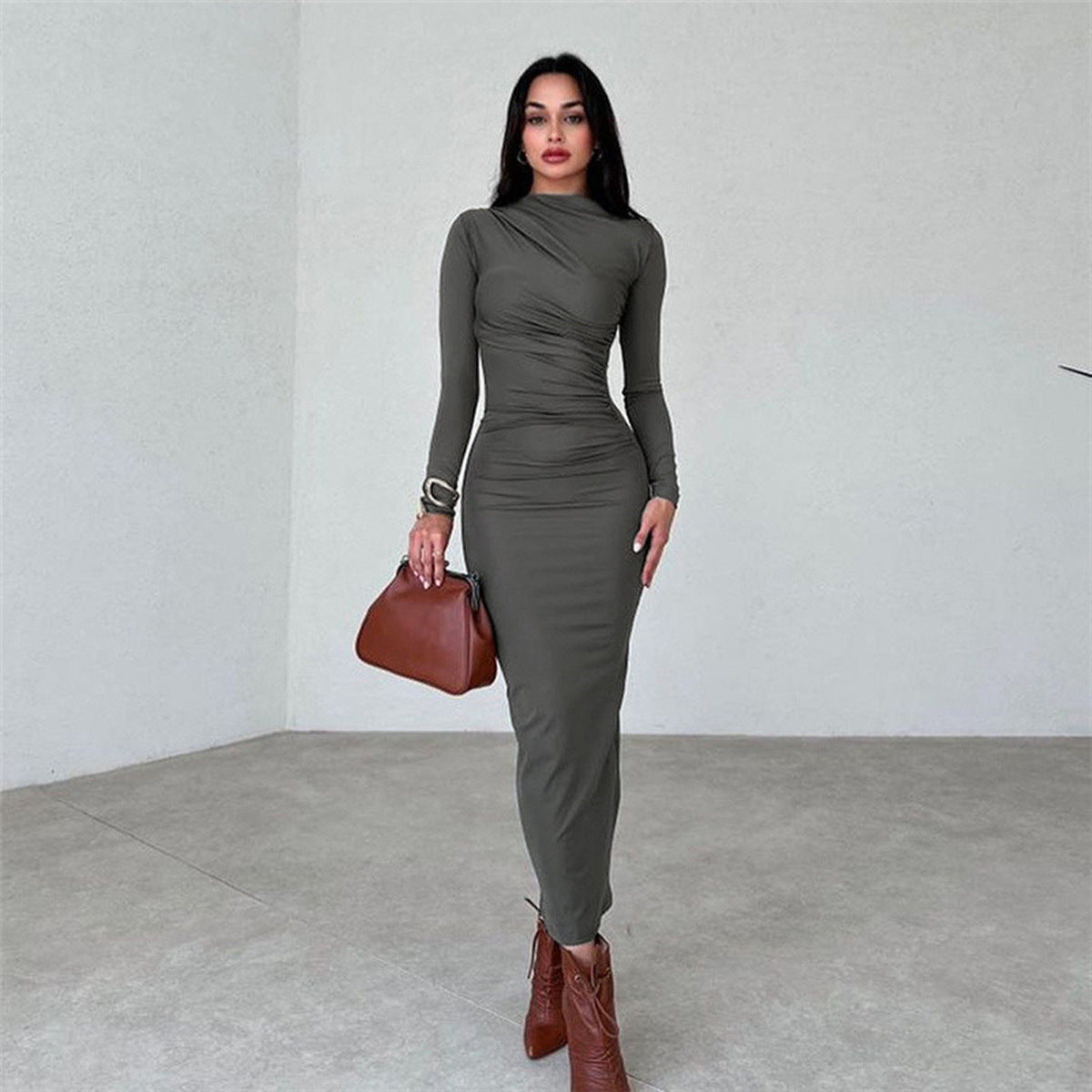 Patrycja – Dopasowana sukienka midi z długim rękawem