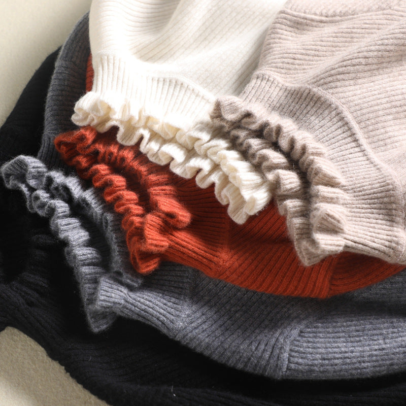 Natalia – Prążkowany Golf Damski z Falbankami