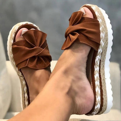 Dalia – Stylowe klapki z kokardą na platformie