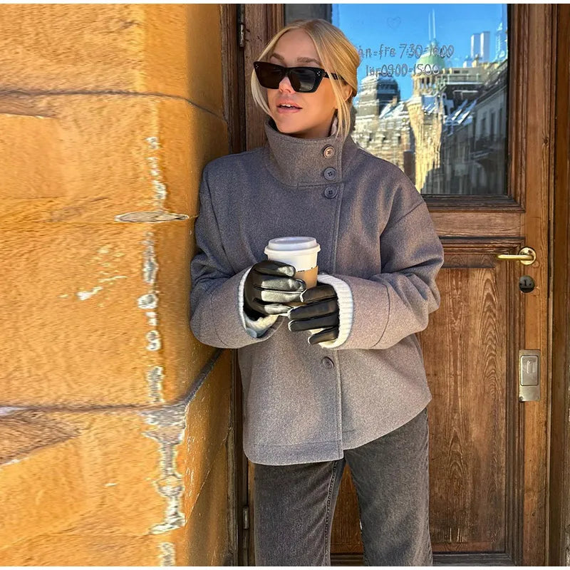 Lena – Krótki płaszcz damski z asymetrycznym zapięciem