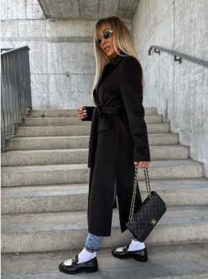 Karolina – Dwurzędowy Płaszcz Damski z Paskiem w Stylu Miejskiej Elegancji