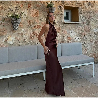 Shaina – Satynowa suknia maxi z dekoltem w szpic