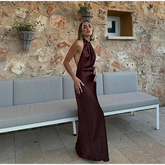 Shaina – Satynowa suknia maxi z dekoltem w szpic