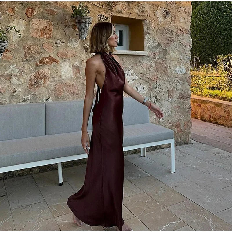 Shaina – Satynowa suknia maxi z dekoltem w szpic