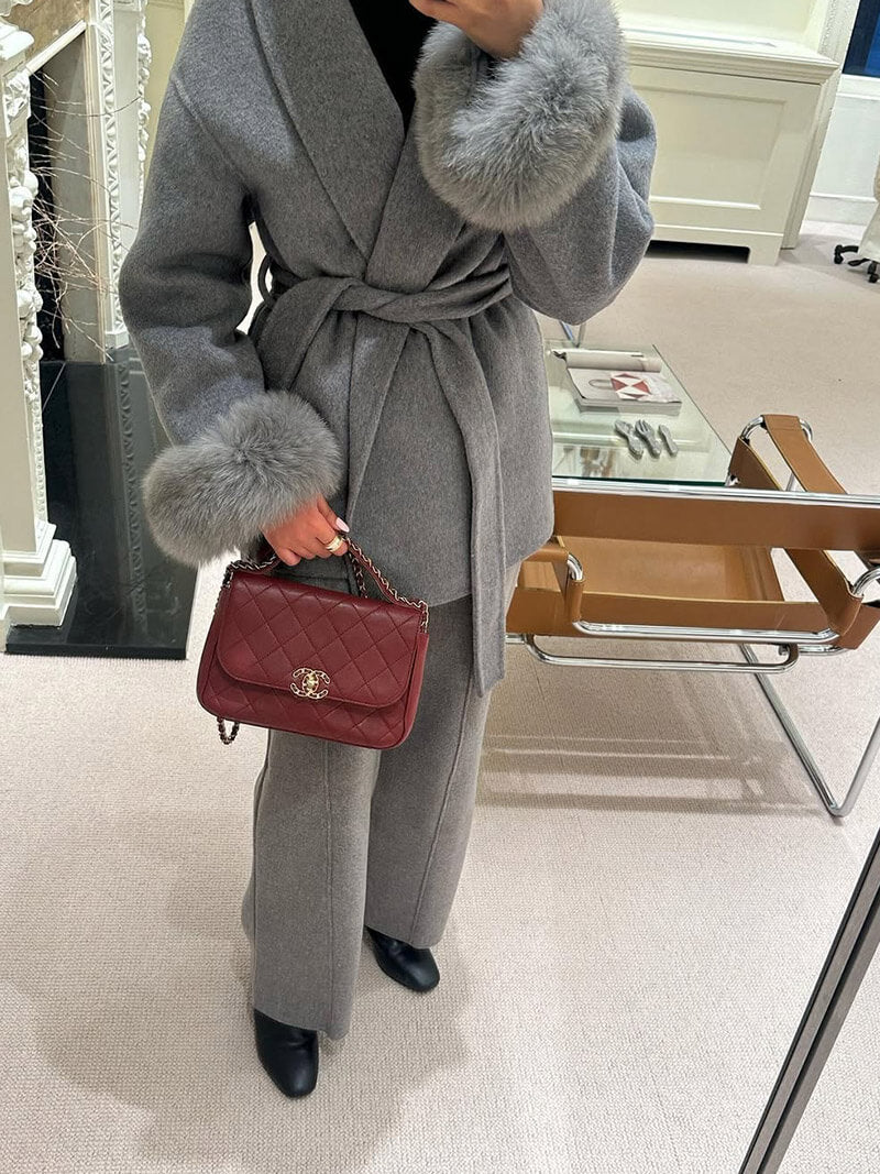 Valeria – Wełniany Płaszcz z Futrzanymi Mankietami Damski