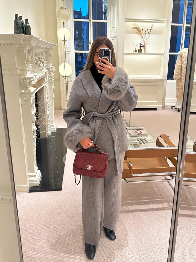 Valeria – Wełniany Płaszcz z Futrzanymi Mankietami Damski