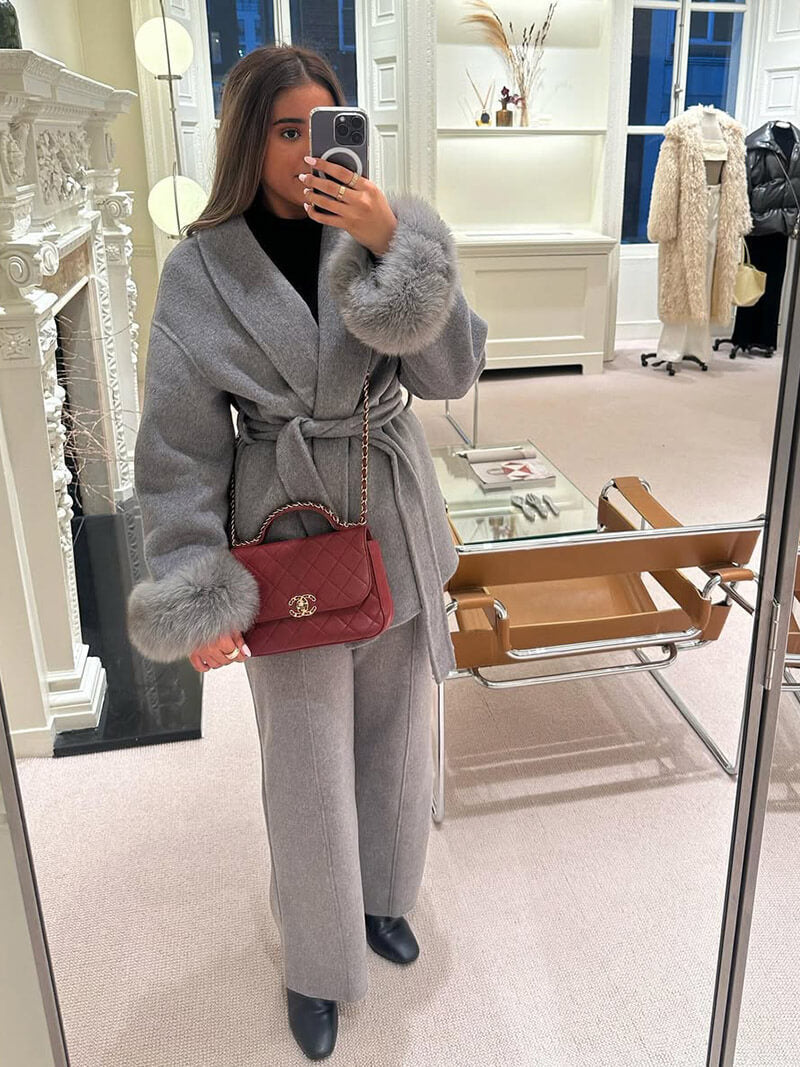 Valeria – Wełniany Płaszcz z Futrzanymi Mankietami Damski