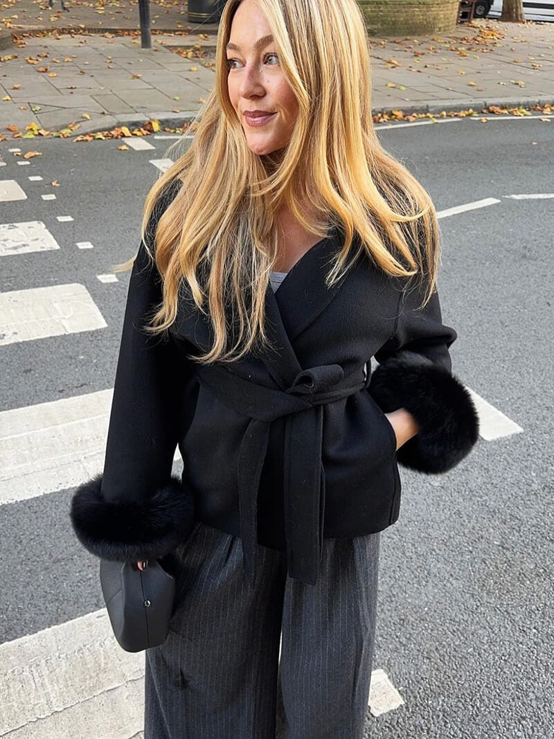 Valeria – Wełniany Płaszcz z Futrzanymi Mankietami Damski