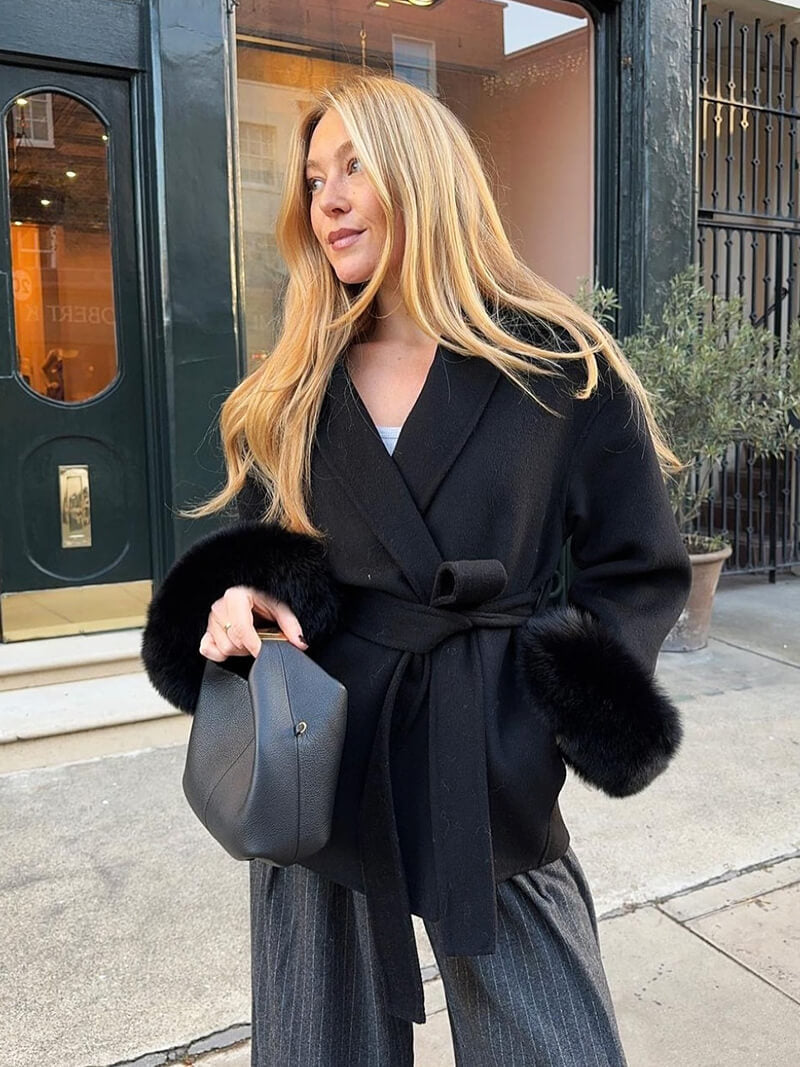 Valeria – Wełniany Płaszcz z Futrzanymi Mankietami Damski