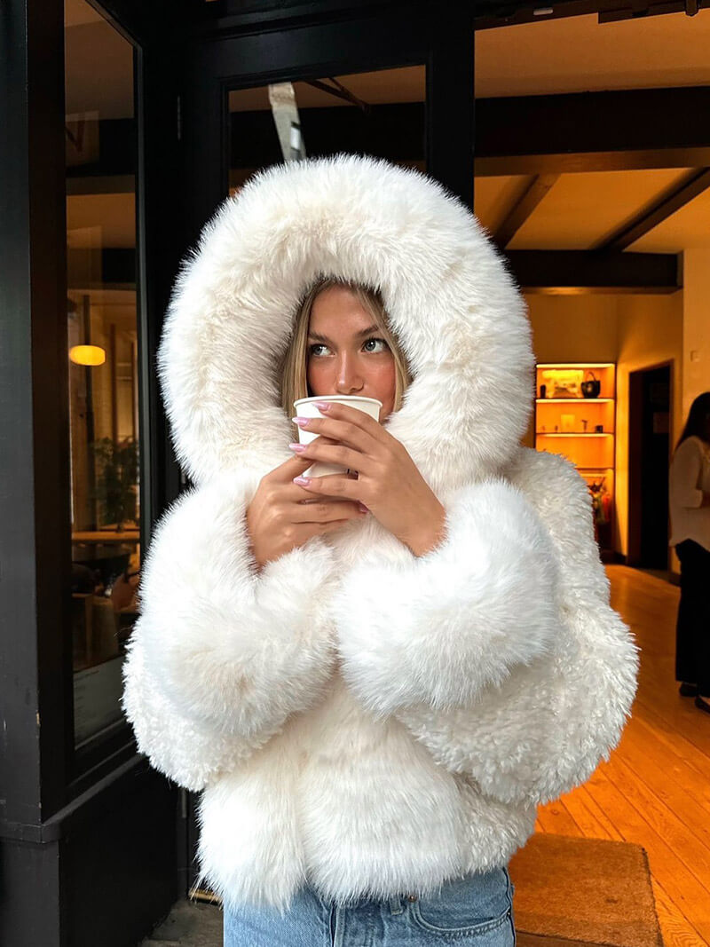 Isabella – Luksusowy Płaszcz z Sztucznego Futra z Kapturem Damski