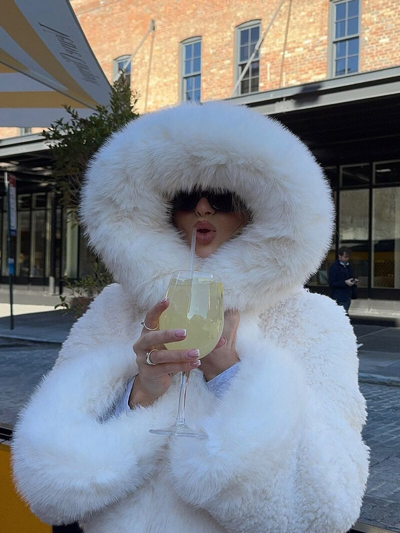 Isabella – Luksusowy Płaszcz z Sztucznego Futra z Kapturem Damski