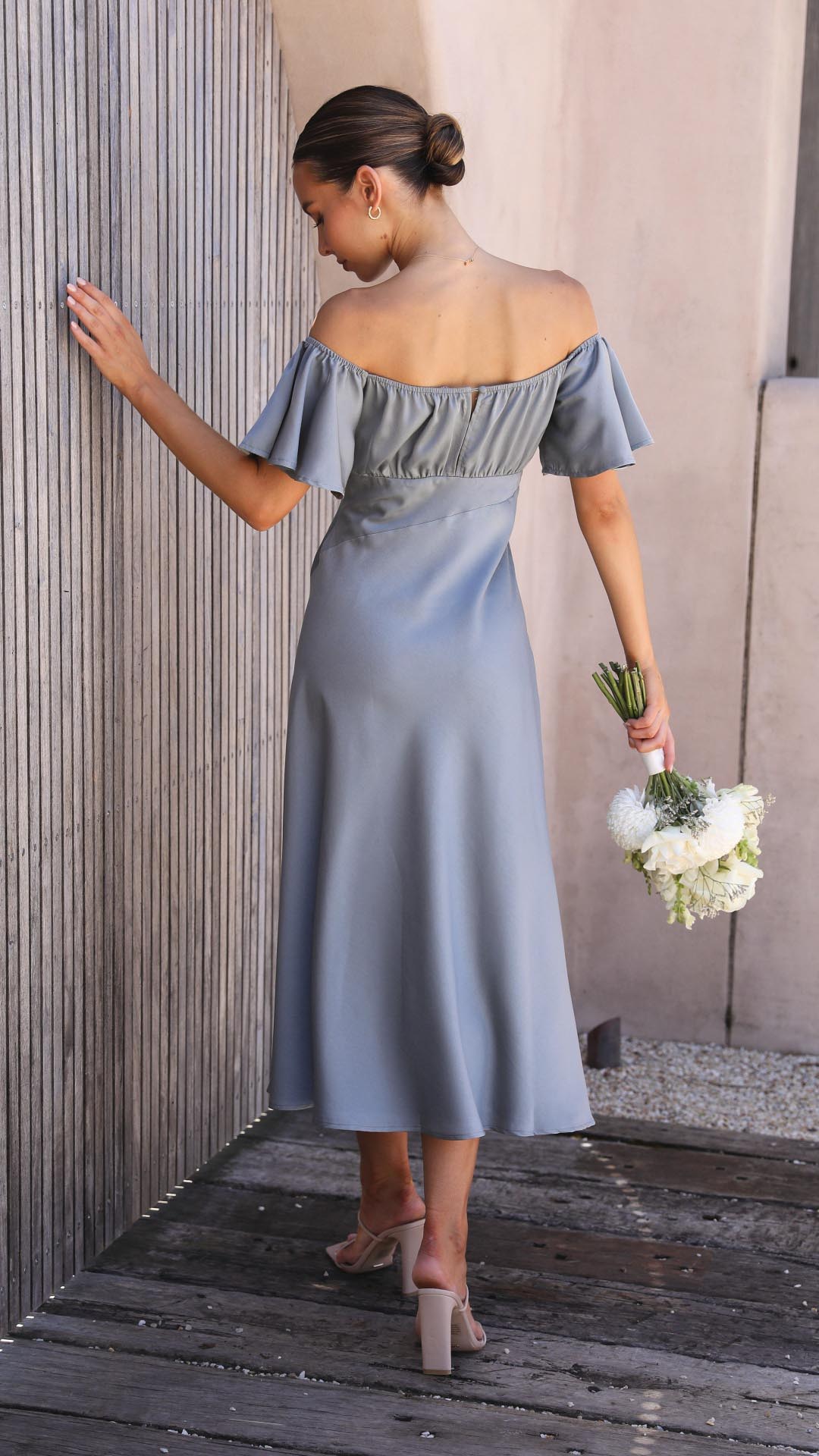 Alicja – Sukienka Maxi z Odkrytymi Ramionami i Rozcięciem