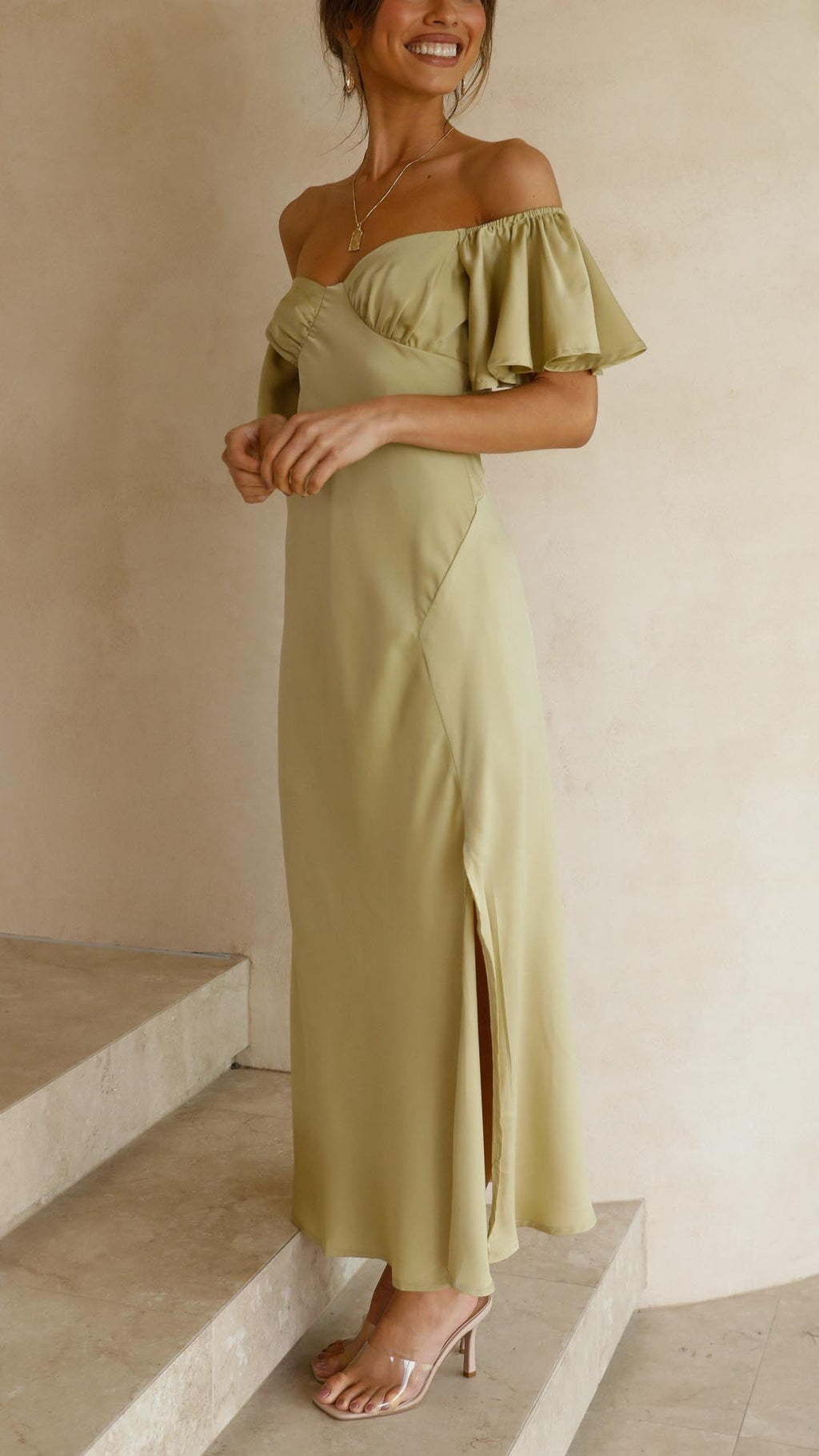 Alicja – Sukienka Maxi z Odkrytymi Ramionami i Rozcięciem