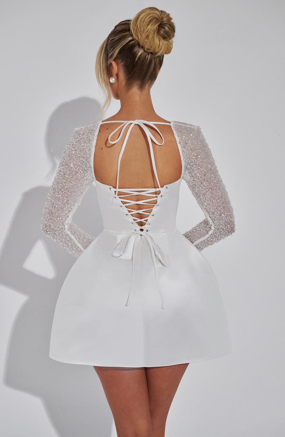 Bianca – Satynowa Sukienka Mini z Rękawami z Cekinami Damska