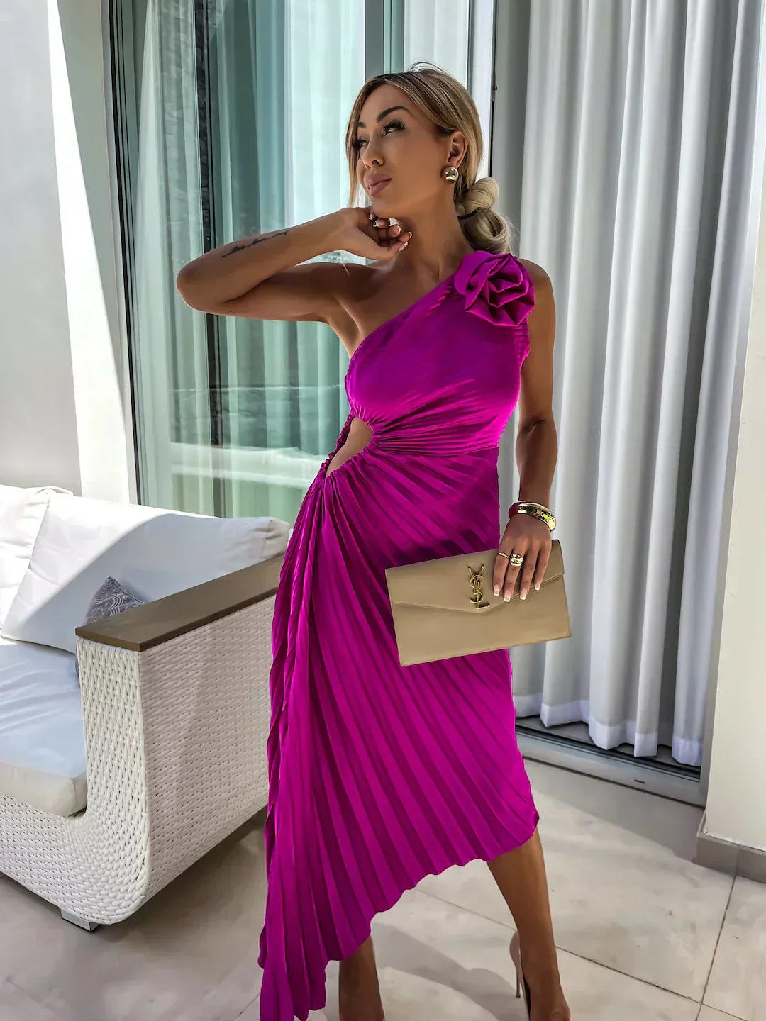 Izabela – Asymetryczna Suknia z Plisowanym Dołem