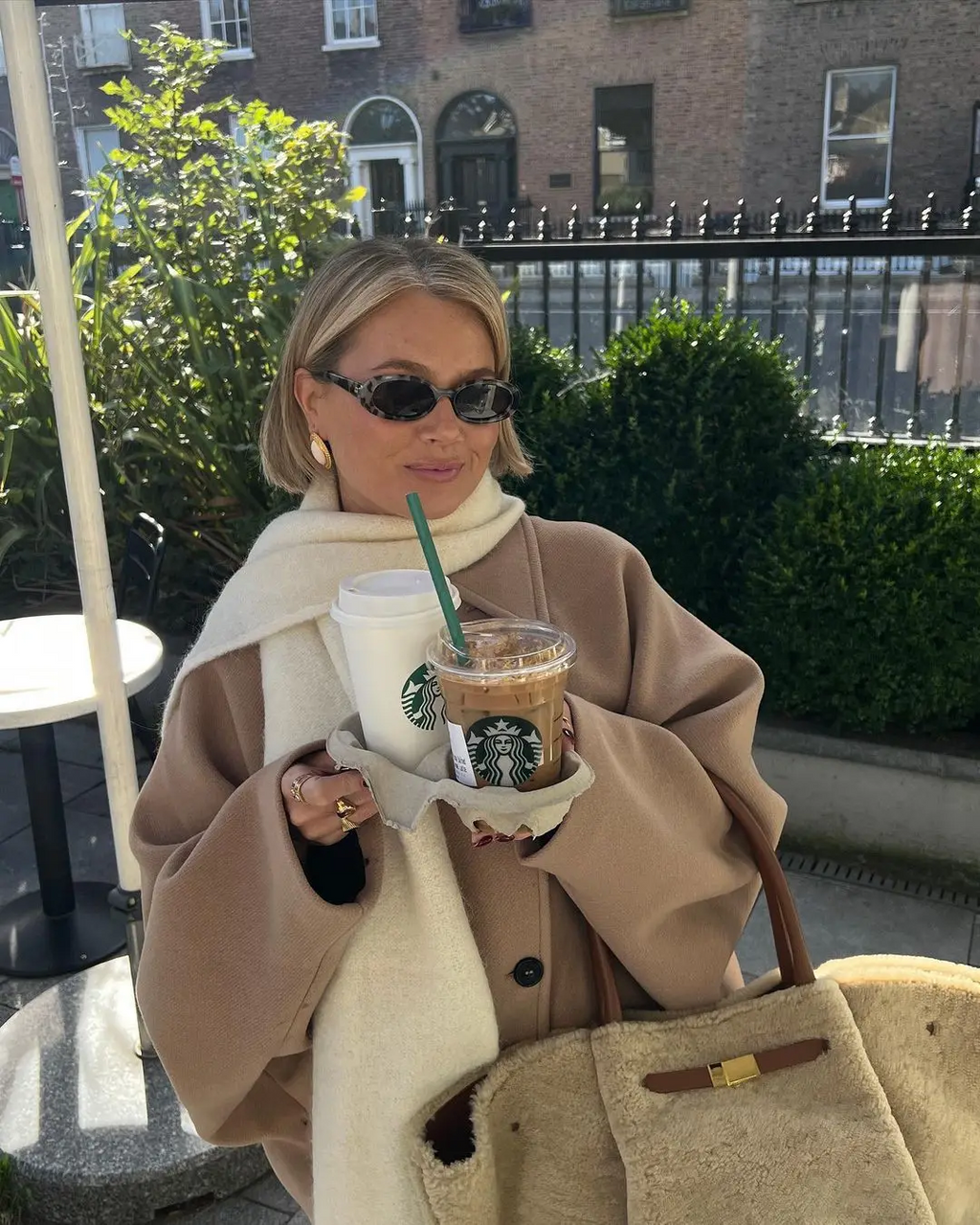 Klaudia – Wełniany Oversize Płaszcz Damski z Guzikami