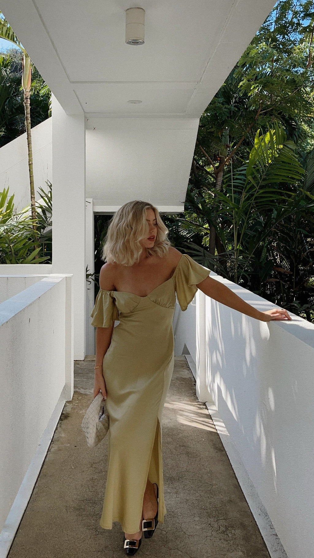 Alicja – Sukienka Maxi z Odkrytymi Ramionami i Rozcięciem