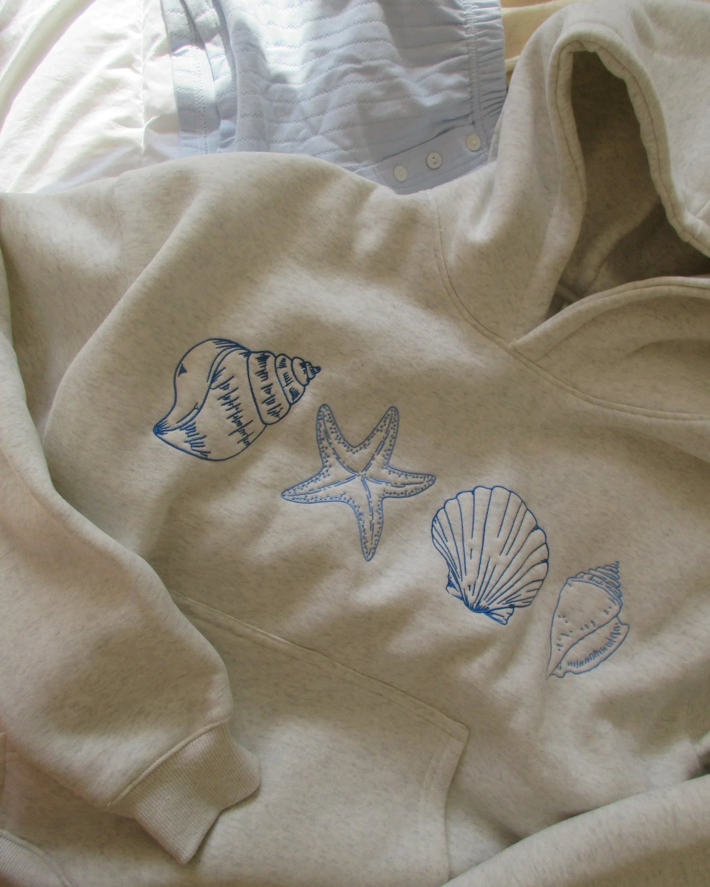 Isla – Coastal Graphic Hoodie