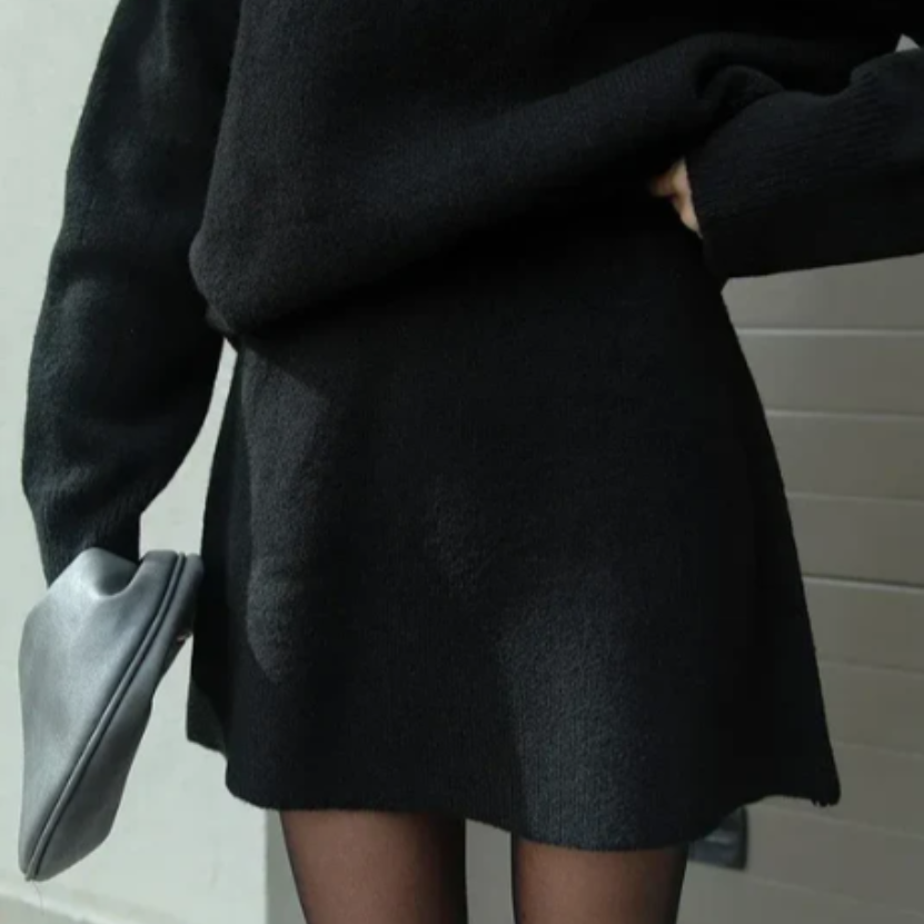 Amelia - Damski komplet dzianinowy z prostym swetrem i spódnicą