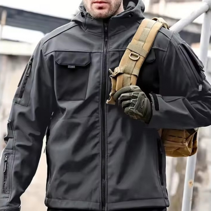 Taktische wasserdichte Jacke für Männer, ideal für Herbst- und Wintertage, schützt vor Regen und Wind.